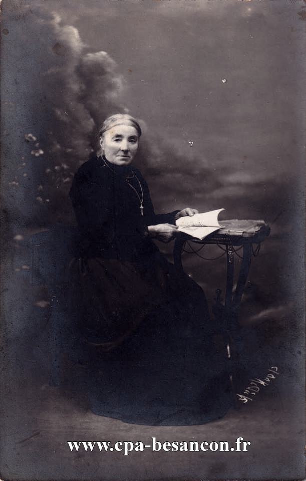 BESANÇON - Vieille femme assise